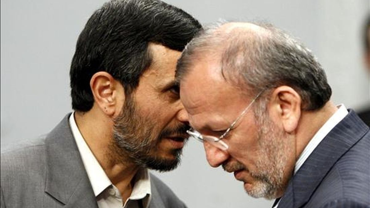 El presidente iraní, Mahmud Ahmadineyad (i), conversa con el ministro de Asuntos Exteriores, Manoucher Mottaki, en Teherán, Irán. EFE/Archivo