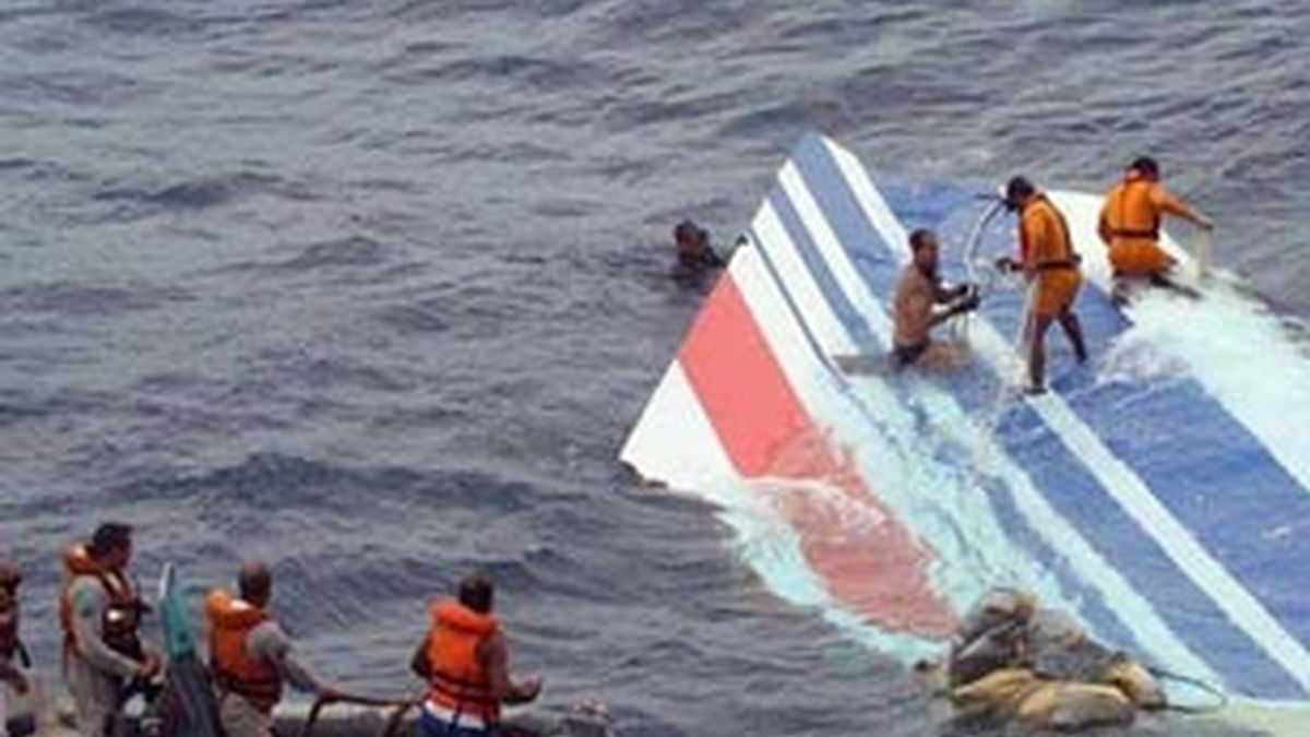 Momento en los que los buzos recuperan un ala del Airbus en las aguas del Atlántico que se accidentó el pasado 1 de julio. Foto EFE
