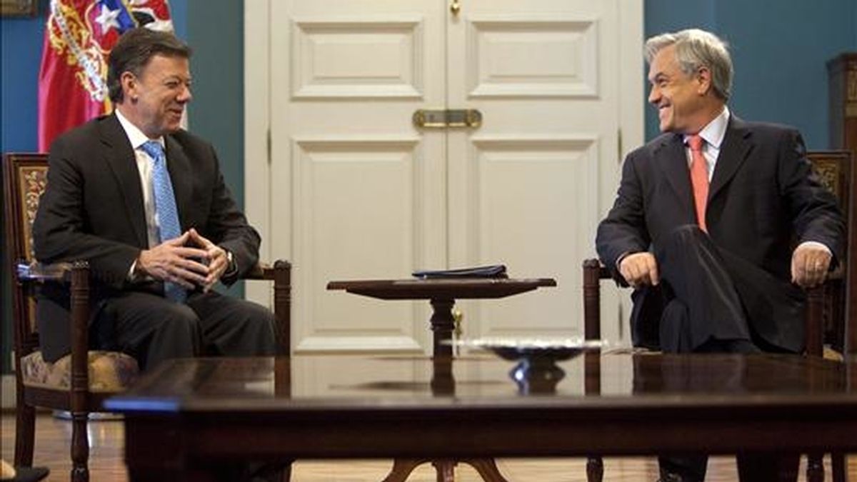 El presidente chileno Sebastián Piñera (d), conversa con el presidente electo colombiano, Juan Manuel Santos (i) este 26 de julio durante una reunión en el palacio La moneda, en Santiago de Chile, Chile. EFE