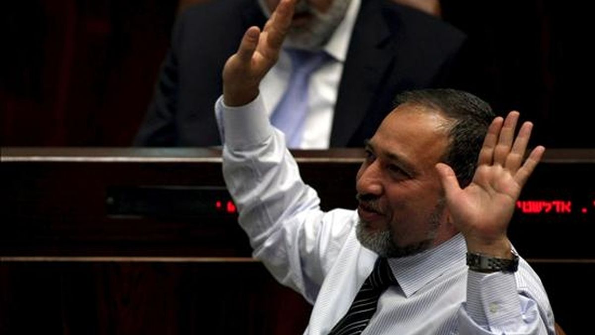 El ministro de Exteriores de Israel Avigdor Lieberman atiende a una sesión del Knesset, el parlamento, en Jerusalén, Israel. EFE