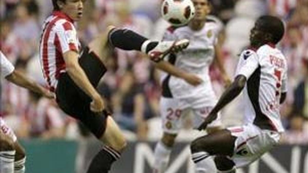 El delantero del Athletic de Bilbao, David López (i), lucha el balón con el francés Michael Pereira, centrocampista del RCD Mallorca, durante el partido, correspondiente a la cuarta jornada de Liga en Bilbao. EFE