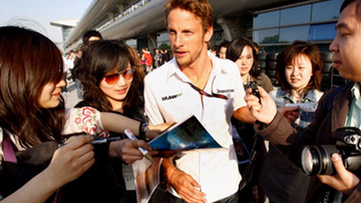 Jenson Button, de Brawn GP, habla con sus fans chinas. Foto: EFE.