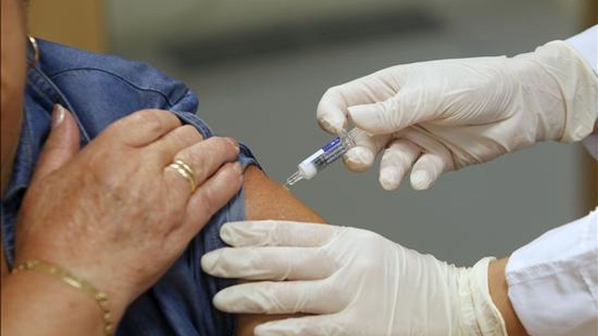 Una enfermera poniendo una vacuna contra la gripe en un ambulatorio de Madrid. EFE/Archivo