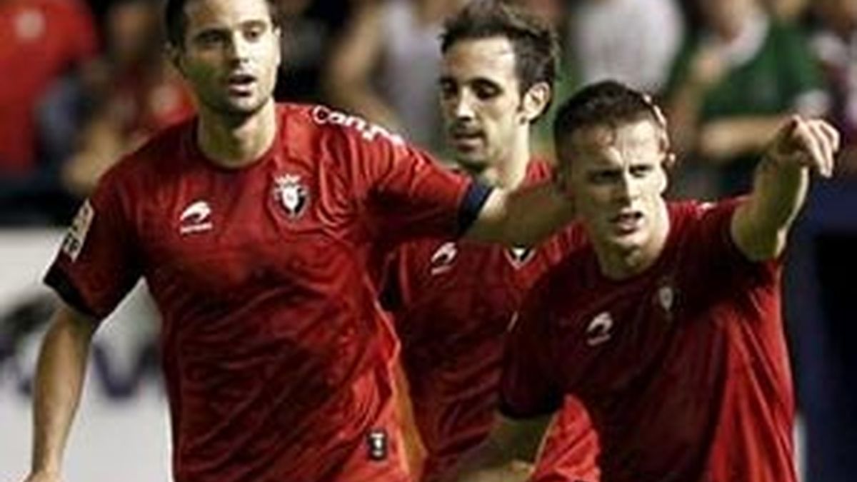 Los jugadores de Osasuna, (i-d), Flaño, Juanfran y Camuñas, celebran el segundo gol del equipo rojillo, durante el encuentro correspondiente a la cuarta jornada de primera división en el estadio Reyno de Navarra de Pamplona. EFE
