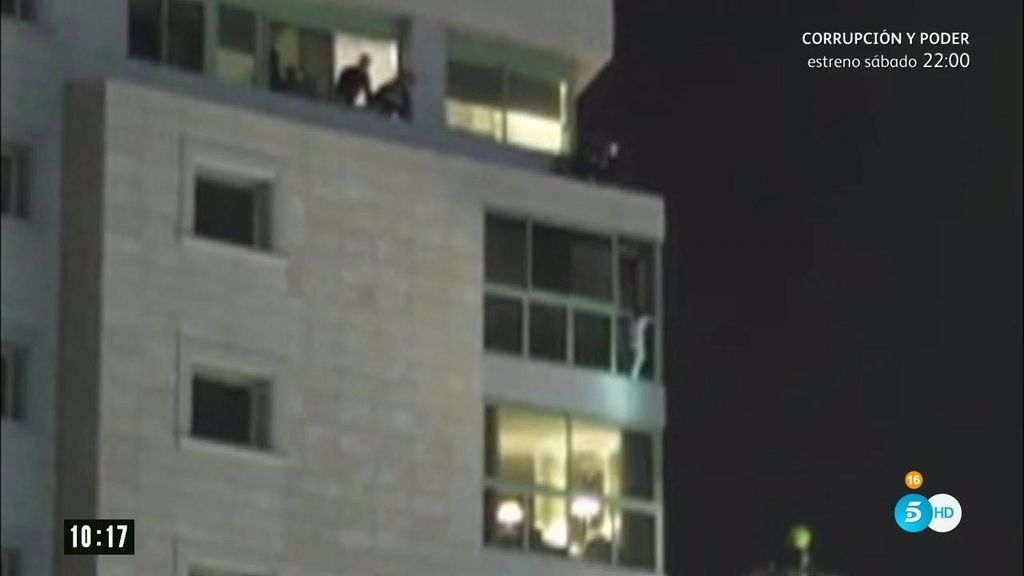 Las escalofriantes imágenes de una niña agarrada a una ventana en Alicante