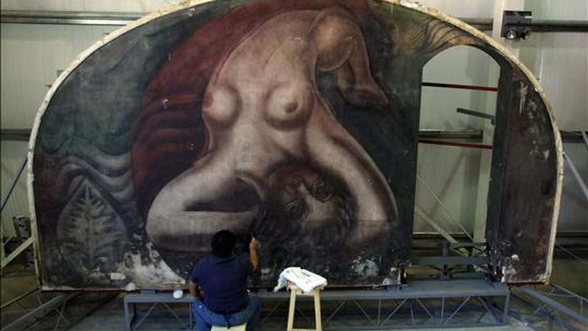 Siqueiros pintó el mural en la década de 1930, en una casona del periodista argentino Natalio Botana en los alrededores de Buenos Aires, la obra fue desmontada en 1989, cuando se desató una controversia judicial por su propiedad. EFE/Archivo