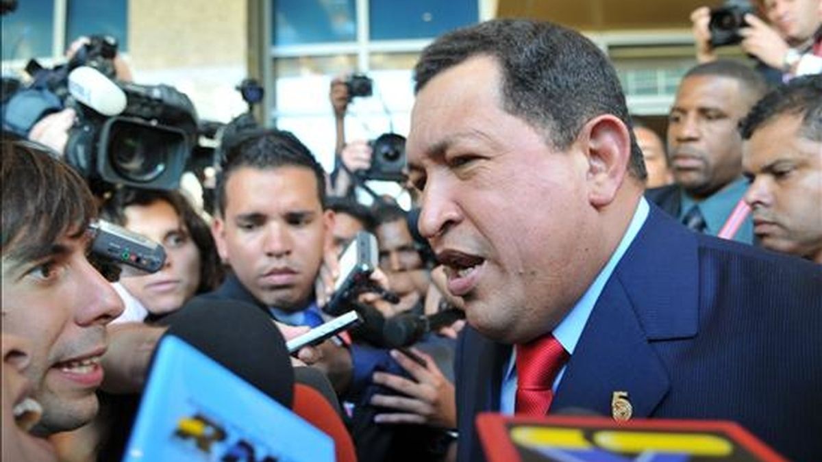 La llegada de Chávez (d) causó un enorme revuelo no solo entre los numerosos periodistas acreditados, sino entre el público de curiosos que esperaban también la llegada del presidente de EE.UU., Barack Obama. EFE