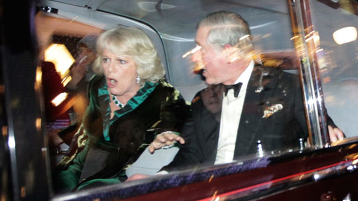"Podemos confirmar que el coche de su Alteza Real fue atacado por manifestantes de camino a una cita en el London Palladium esta noche. Ambas Altezas Reales salieron ilesas" dijo Clarence House. Foto: AP.