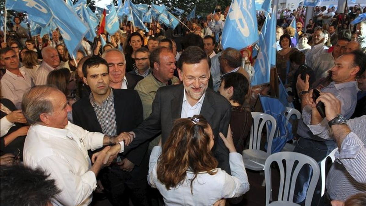 El presidente del Partido Popular, Mariano Rajoy (c), saluda a varios simpatizantes a su llegada al acto político que el partido ha celebrado hoy en Mérida, de cara a las elecciones del próximo 22 de mayo. EFE