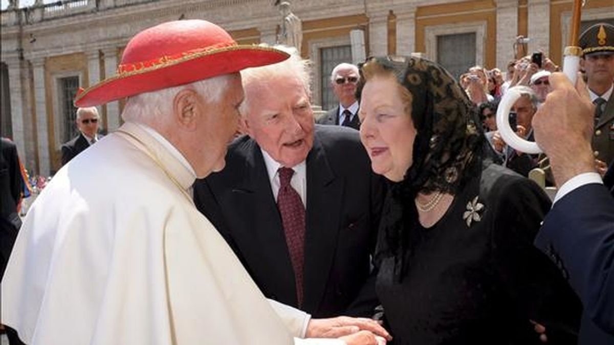 La ex primera ministra británica Margaret Thatcher (d) saluda al papa Benedicto XVI (i), al finalizar la audiencia general de los miércoles en la Plaza de San Pedro, Ciudad del Vaticano, el pasado 27 de mayo. EFE/Archivo