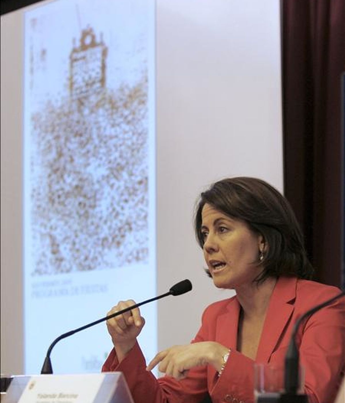 La alcaldesa de Pamplona, Yolanda Barcina, durante la rueda de prensa que ofreció hoy, para da a conocer el programa de los próximos Sanfermines. EFE
