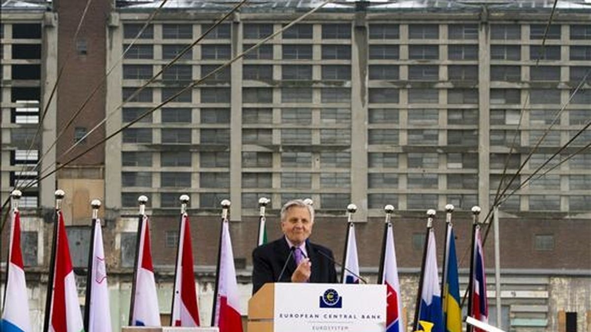 El presidente del Banco Central Europeo, Jean-Claude Trichet, (C), ofrece unas palabras frente a las obras de construcción de la nueva sede del Banco Central Europeo, en Fráncfort Main, (Alemania). EFE/Archivo