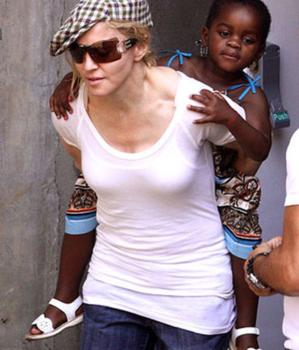 Madonna pasea con Mercy por Londres. Foto: www.people.com