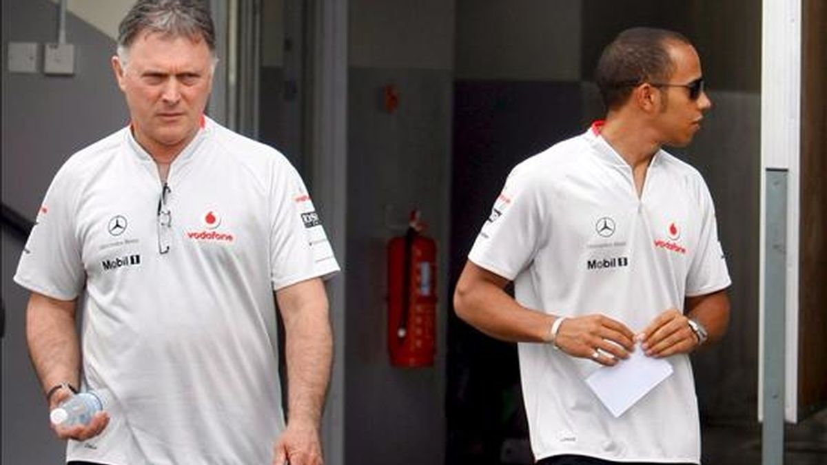 El equipo McLaren, que deberá comparecer ante la FIA para aclarar su conducta durante el Gran Premio de Australia, ha emitido un comunicado en el que anuncia que Dave Ryan (en el lado izquierdo de la imagen, junto al piloto británico de Fórmula 1 Lewis Hamilton) ha sido despedido como director deportivo de la escudería. EFE/Archivo