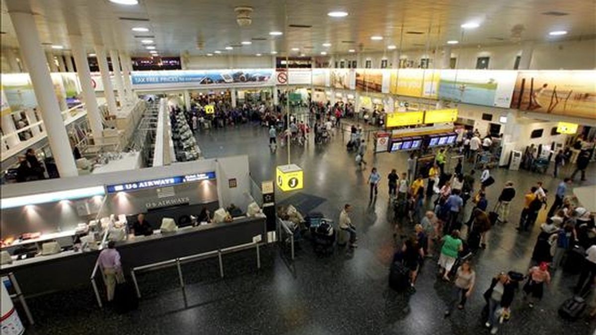 Fotografía de archivo con fecha del 11 de agosto que muestra a un grupo de pasajeros en el aeropuerto de Gatwick, al sur del Reino Unido. EFE/Archivo