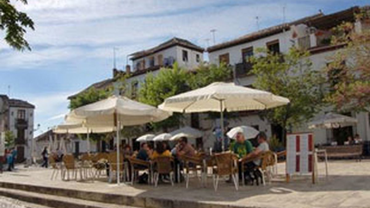 Turistas disfrutan en una terraza de bar cercana al Mirador de San Nicolás en el barrio granadino del Albaicín. FOTO: EFE/Archivo