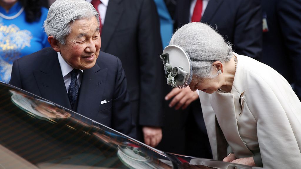 El emperador Akihito y su consorte, de visita en Vietnam