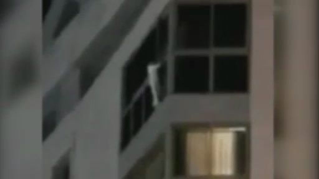 Se cuelga de un balcón del séptimo piso con solo cinco años