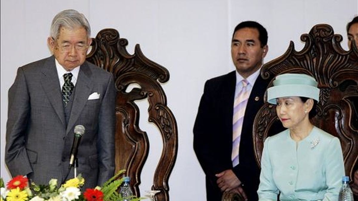 Imagen de este jueves del príncipe Masahito Hitachi de Japón (i) y su esposa, la princesa Hanako (d), en un acto de conmemoración del 110 aniversario de la inmigración japonesa, en Santa Cruz (Bolivia). EFE