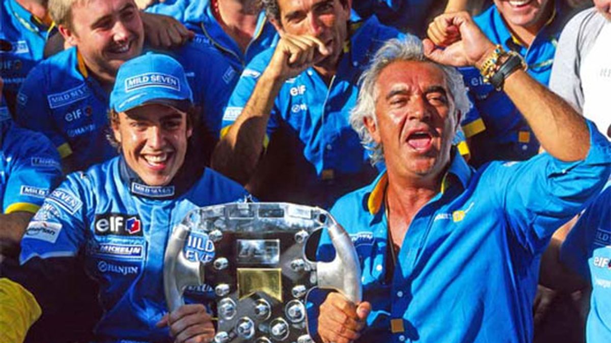 Alonso festeja con todo el equipo Renault la victoria en Hungría. La primera de muchas. FOTO: Archivo.
