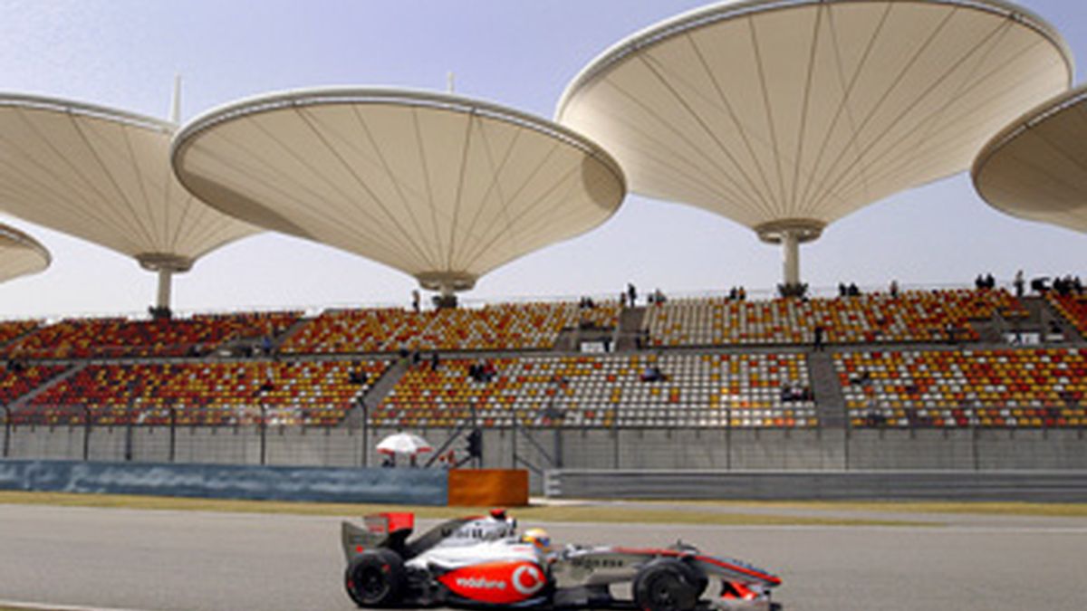 El piloto Lewis Hamilton, este viernes en la primera sesión de entrenamientos libres. Foto: EFE.