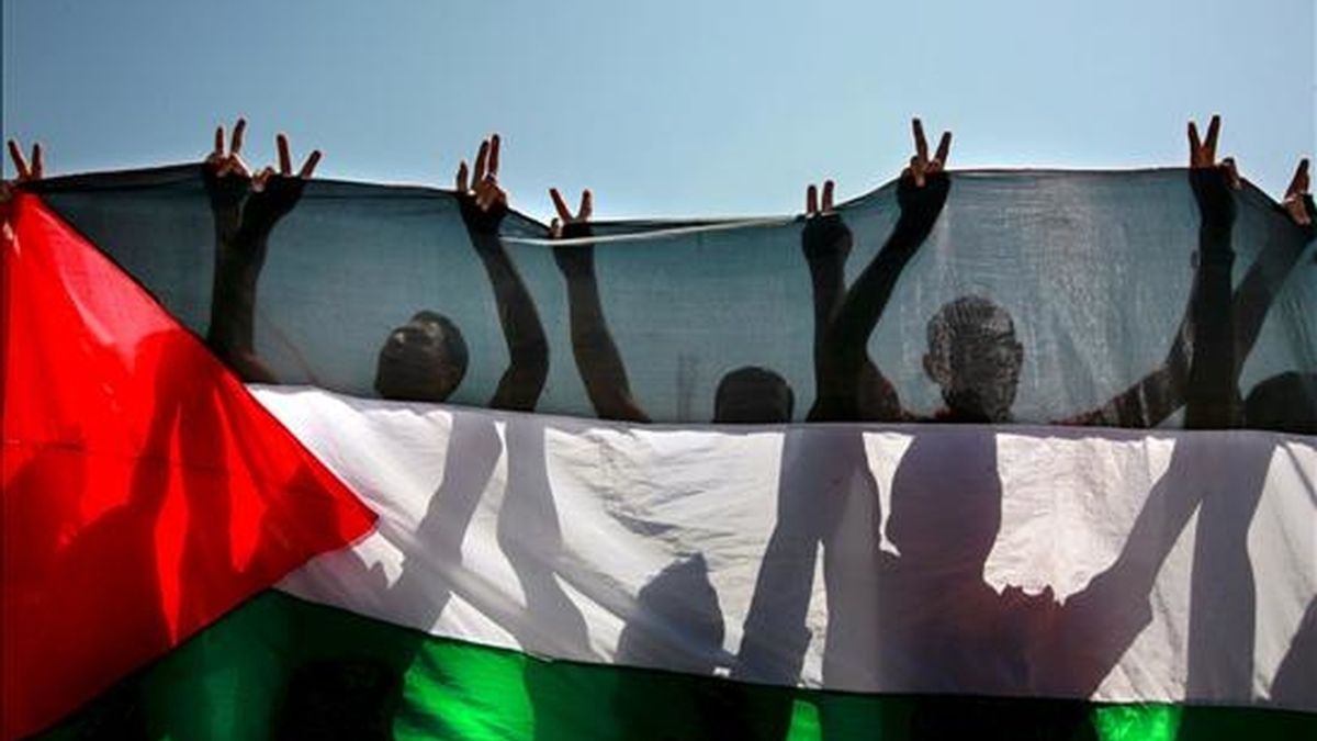 Palestinos despliegan su bandera durante una protesta contra el bloqueo israelí sobre Gaza, en el paso de Erez, al norte de Beit Hanun, en la franja de Gaza, el pasado 9 de junio. EFE