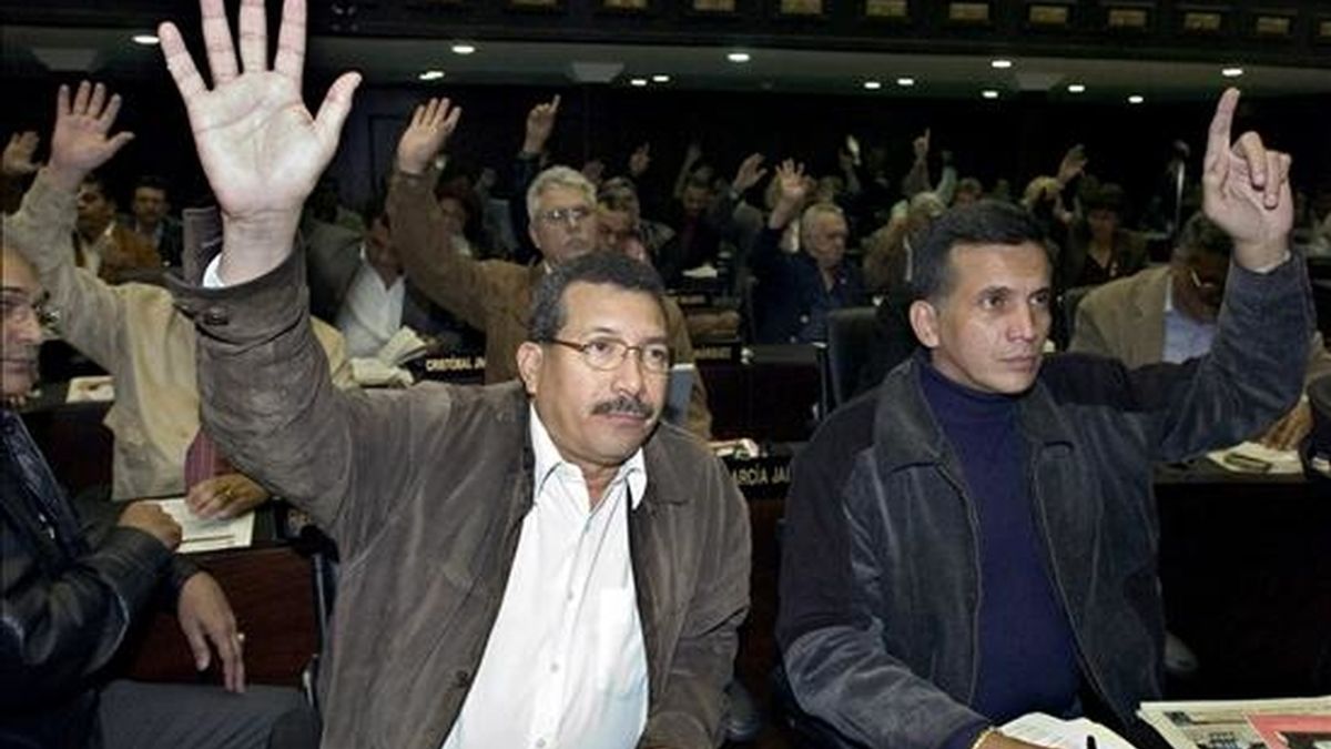 La ley abre el camino a la evaluación de posibles convenios en las materias de "energías renovables y programas de eficiencia energética". En la imagen otra votación en la Asamblea Nacional (AN) venezolana. EFE/Archivo La ley abre el camino a la evaluación de posibles convenios en las materias de "energías renovables y programas de eficiencia energética". En la imagen otra votación en la Asamblea Nacional (AN) venezolana. EFE/Archivo