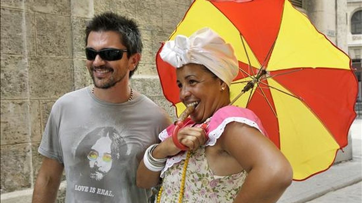 El cantante colombiano Juanes posa junto a una mujer cubana en una calle del centro histórico de La Habana Vieja (Cuba), donde fue reconocido por decenas de personas con quienes conversó, se tomó fotografías, y firmó autógrafos. EFE