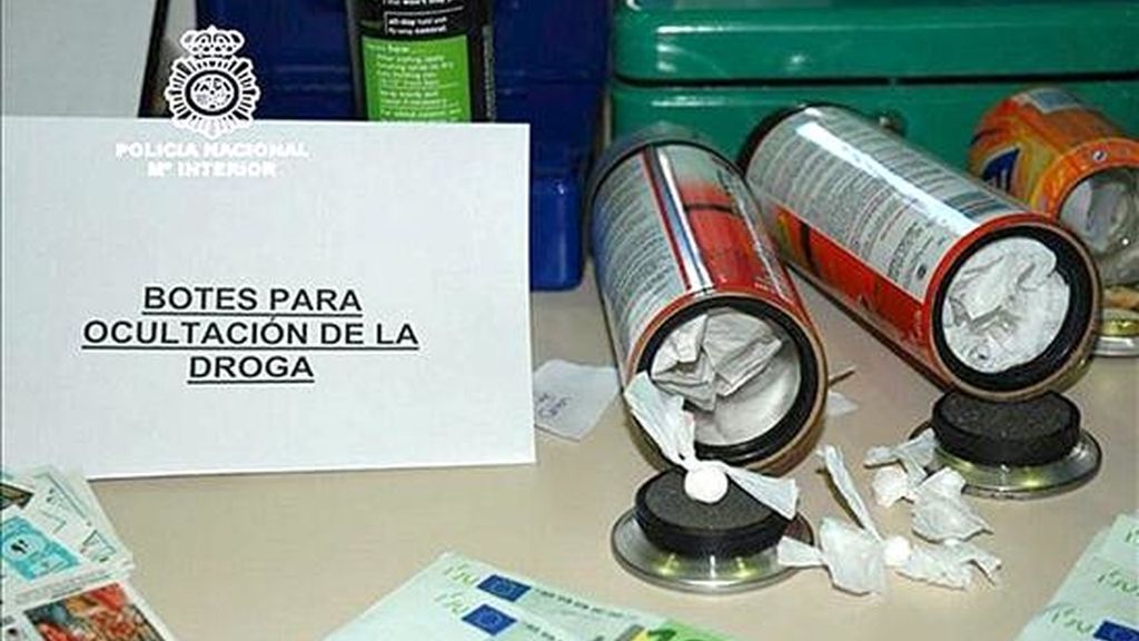 Fotografía facilitada por la Policía Nacional de dos de los aerosoles de pintura, previamente manipulados, en cuyo interior ocultaba sustancias estupefacientes, principalmente cocaína, un grupo dedicado al tráfico de droga en la provincia de Alicante. Las 15 personas que formaban este grupo han sido detenidas como presuntos traficantes. EFE