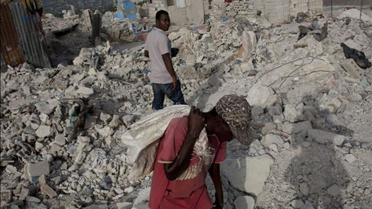 Imagen de este 3 de julio de un hombre buscando material para reciclar entre los escombros de las casas del barrio Fort National en Puerto Príncipe, Haití, días antes de que se cumplan seis meses del terremoto que el pasado 12 de enero. EFE/Archivo