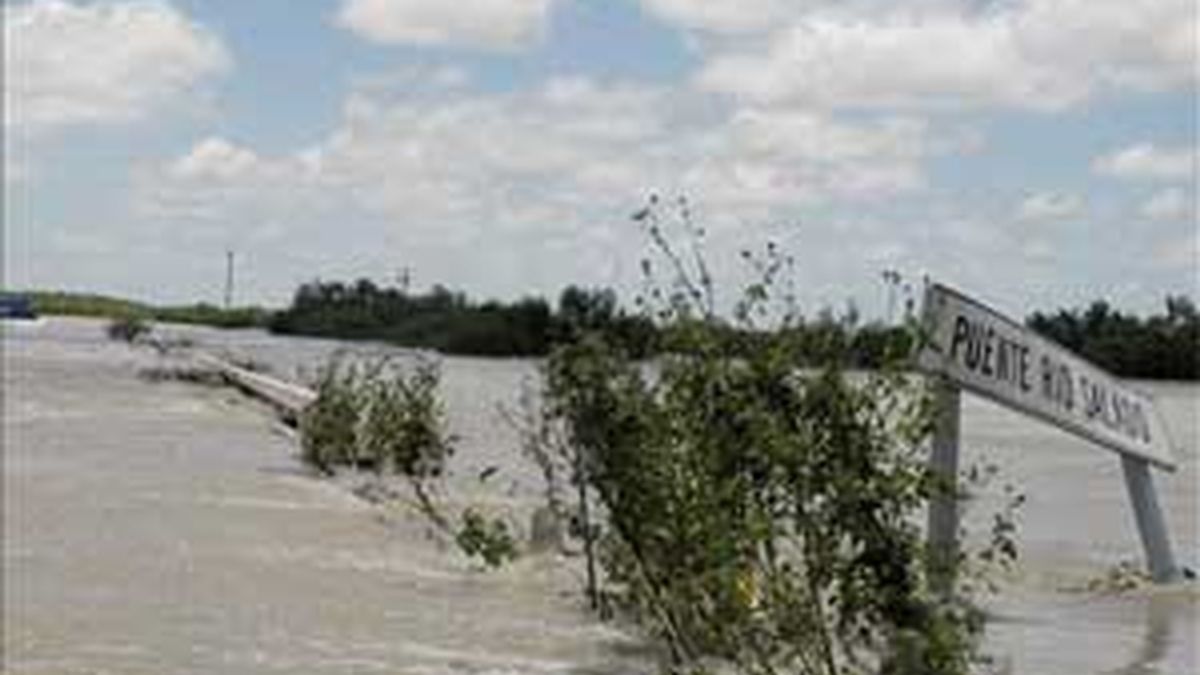 Fotografía de las recientes inundaciones ocurridas en México. Hoy trascendió que cuatro españoles han desaparecido en el centro del país cuando intentaban cruzar un río en el estado de San Luis Potosí. Foto: EFE