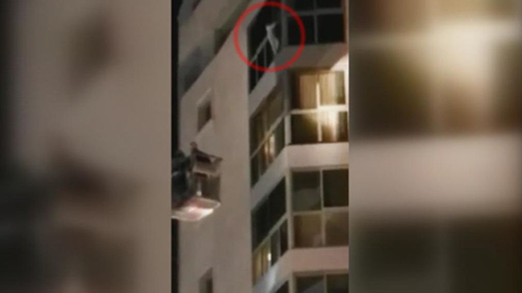 Agónico rescate de una niña de cinco años que colgaba de un séptimo piso en Alicante