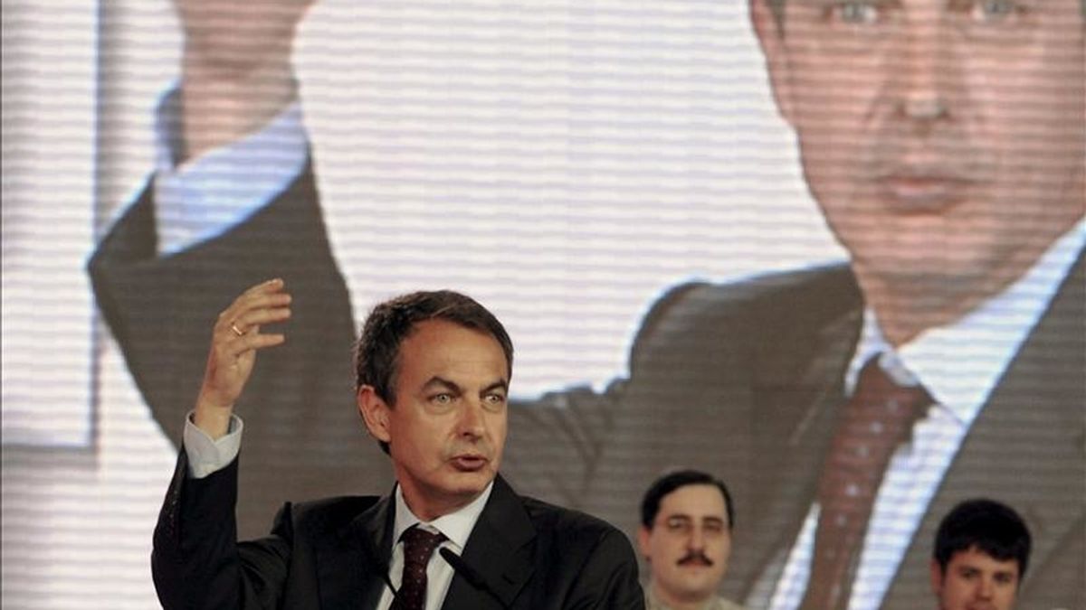 El presidente del Gobierno y secretario general del PSOE, José Luis Rodríguez Zapatero, durante su intervención en el primer mitin de campaña para las elecciones municipales y autonómicas que se ha celebrado en León. EFE