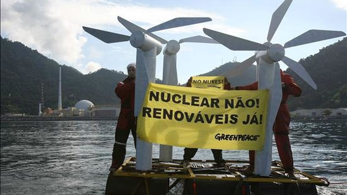 Greenpeace explicó que la manifestación pretende cuestionar las millonarias inversiones que Brasil está realizando para retomar su programa nuclear y los pocos recursos que el país destina a explotar su inmenso potencial eólico. EFE