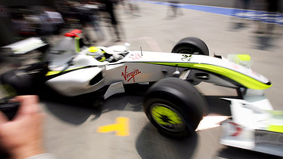 Button conduce su auto fuera del garaje hacia la pista. Foto: EFE.