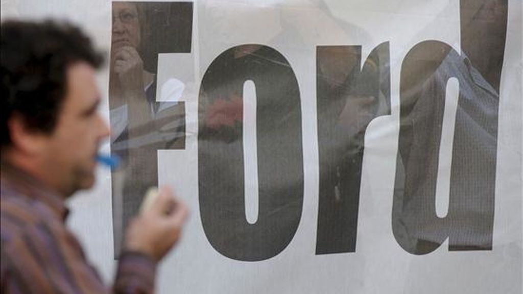 En la imagen, un momento de la concentración de protesta ante el Palau de la Generalitat por el expediente de regulación de empleo (ERE) de la factoría de Ford en Almussafes. EFE/Archivo En la imagen, un momento de la concentración de protesta ante el Palau de la Generalitat por el expediente de regulación de empleo (ERE) de la factoría de Ford en Almussafes. EFE/Archivo