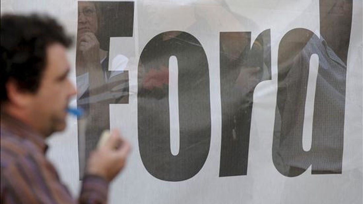 En la imagen, un momento de la concentración de protesta ante el Palau de la Generalitat por el expediente de regulación de empleo (ERE) de la factoría de Ford en Almussafes. EFE/Archivo