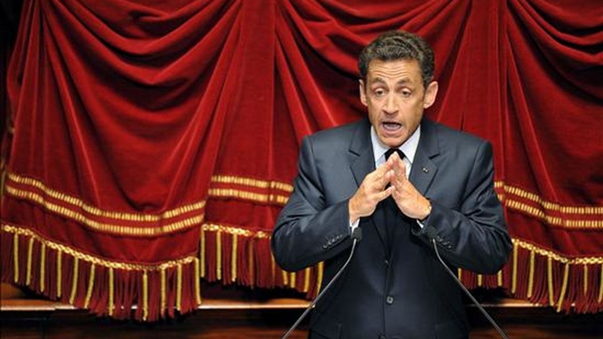 El presidente francés, Nicolás Sarkozy, durante su intervención, en el Congreso en Versalles, a las afueras de París, Francia. Sarkozy aseguró hoy que no subirá los impuestos porque ello retrasaría el final de la crisis y dijo que hay que acabar con "el mal déficit", seguir invirtiendo en proyectos de futuro y reabsorber, cuando la economía se recupere, "el déficit imputable a la crisis". EFE