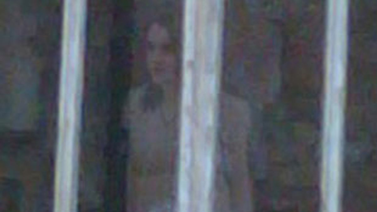 Imagen de 'la joven de la ventana', un supuesto fantasma captado por un turista en el castillo inglés de Abergele.