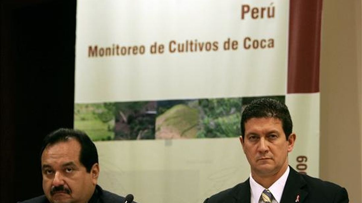 Imagen de este viernes del representante para Perú y Ecuador de la UNODC, Flavio Mirella (d), y el presidente ejecutivo de la estatal Comisión Nacional para el Desarrollo y Vida sin Drogas (Devida), Rómulo Pizarro. EFE