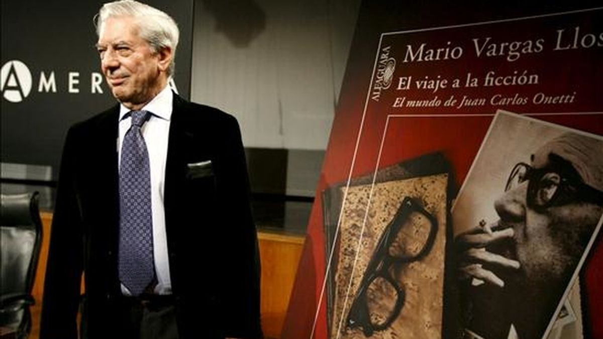 Fotografía fechada el 19 de noviembre de 2008 del  escritor Mario Vargas Llosa, durante la presentación en Madrid de su ensayo "El viaje a la ficción. El mundo de Juan Carlos Onetti". EFE/Archivo