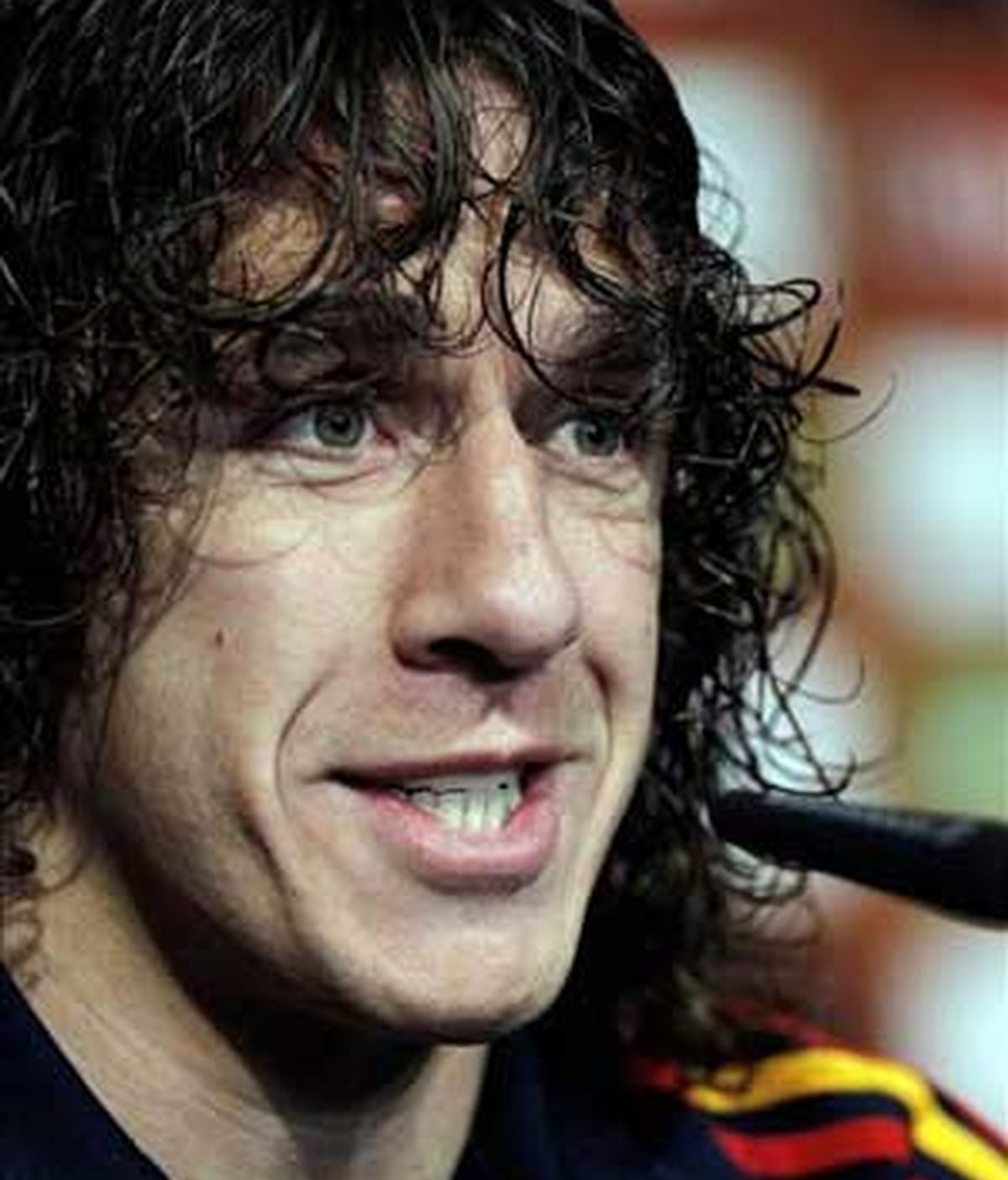 Carles Puyol, autor del gol que dió la victoria a España, durante la rueda de prensa que ofreció tras entrenamiento que los jugadores españoles realizaron en Potchefstroom. Foto: EFE