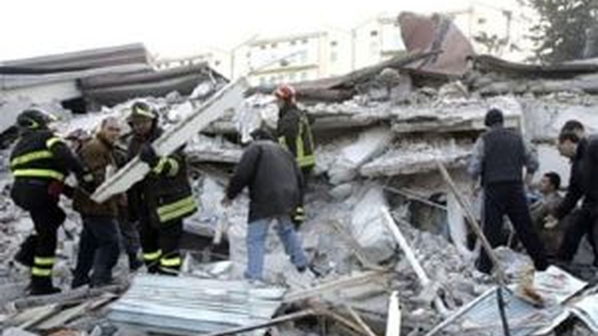 Los bomberos buscando víctimas entre los escombros. Foto: EFE