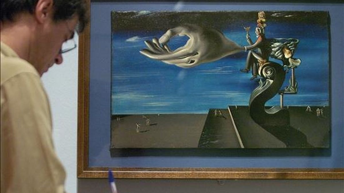 Una persona toma notas junto al cuadro de Salvador Dalí "La mano-Los remordimientos de conciencia", de 1930. La obra, procedente de Estados Unidos (estuvo excepcionalmente en Espña) para la exposición "París y los Surrealistas", presentada en el Museo Bellas Artes de Bilbao. EFE/Archivo