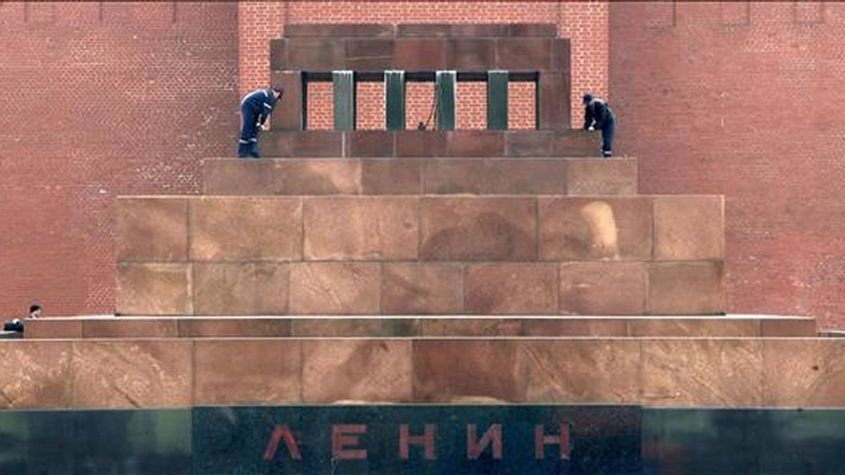 Dos trabajadores realizan algunas reparaciones al mausoleo de Lenin durante los preparativos para celebrar el 64 aniversario de la victoria de los aliados en la Segunda Guerra Mundial, en Moscú (Rusia) el próximo sábado. EFE