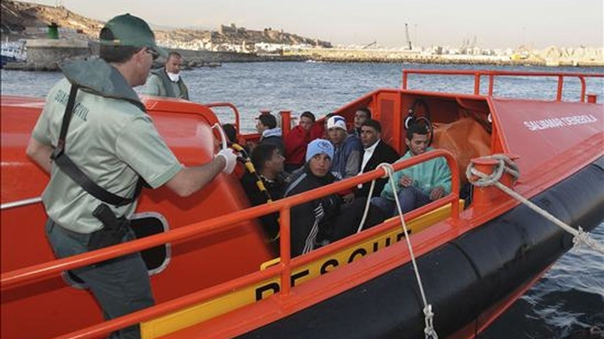 Llegada al puerto de Almeria de una patera con 11 inmigrantes el pasado mes de junio. EFE/Archivo