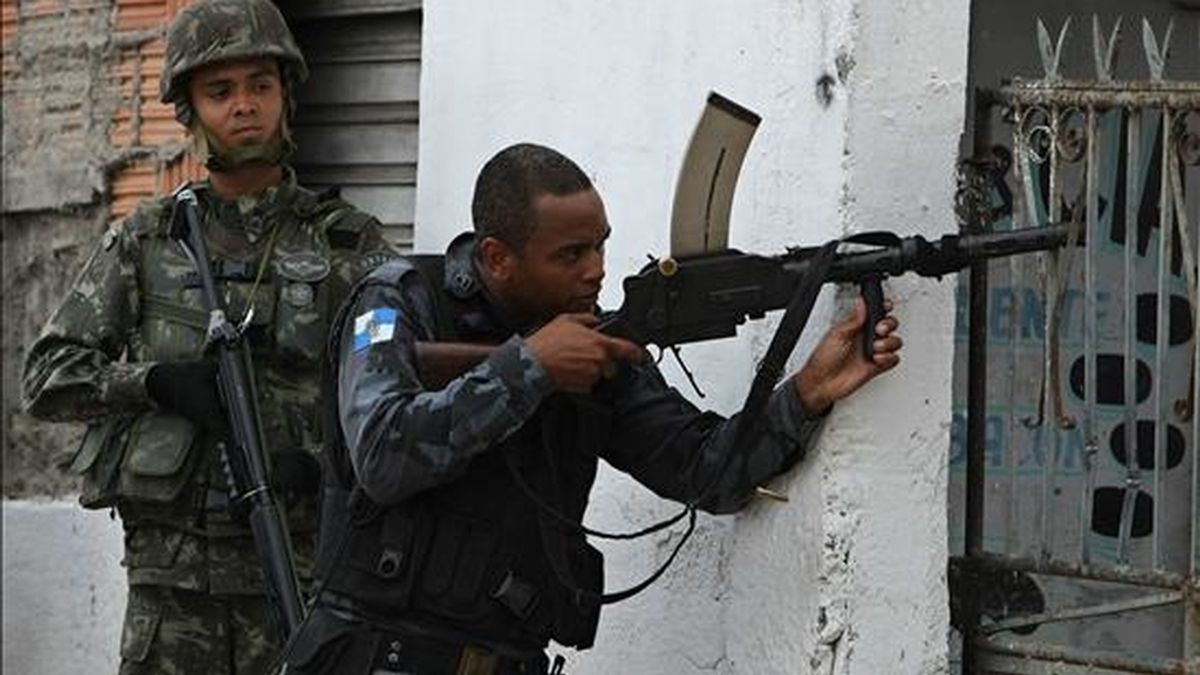 Un soldado brasileño dispara su fusil en un operativo contra bandas narcotraficantes este 26 de noviembre en la favela Nova Brasilia de Río de Janeiro, Brasil. EFE