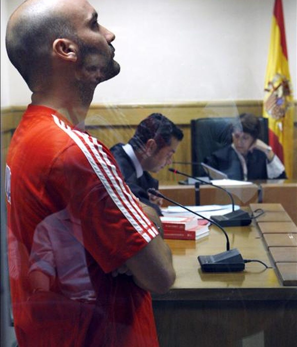 Aitor García Justo durante el juicio celebrado en julio de 2009 y al que compareció como acusado de incendiar varios cajeros automáticos y atacar una sede del PSOE en el barrio donostiarra de Alza. EFE