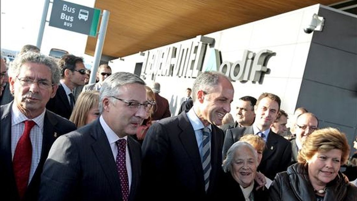 El ministro de Fomento, José Blanco (2i), junto al president de la Generalitat, Francisco Camps (c), entre otras autoridades, durante su visita a la estación de alta velocidad de Requena-Utiel. EFE