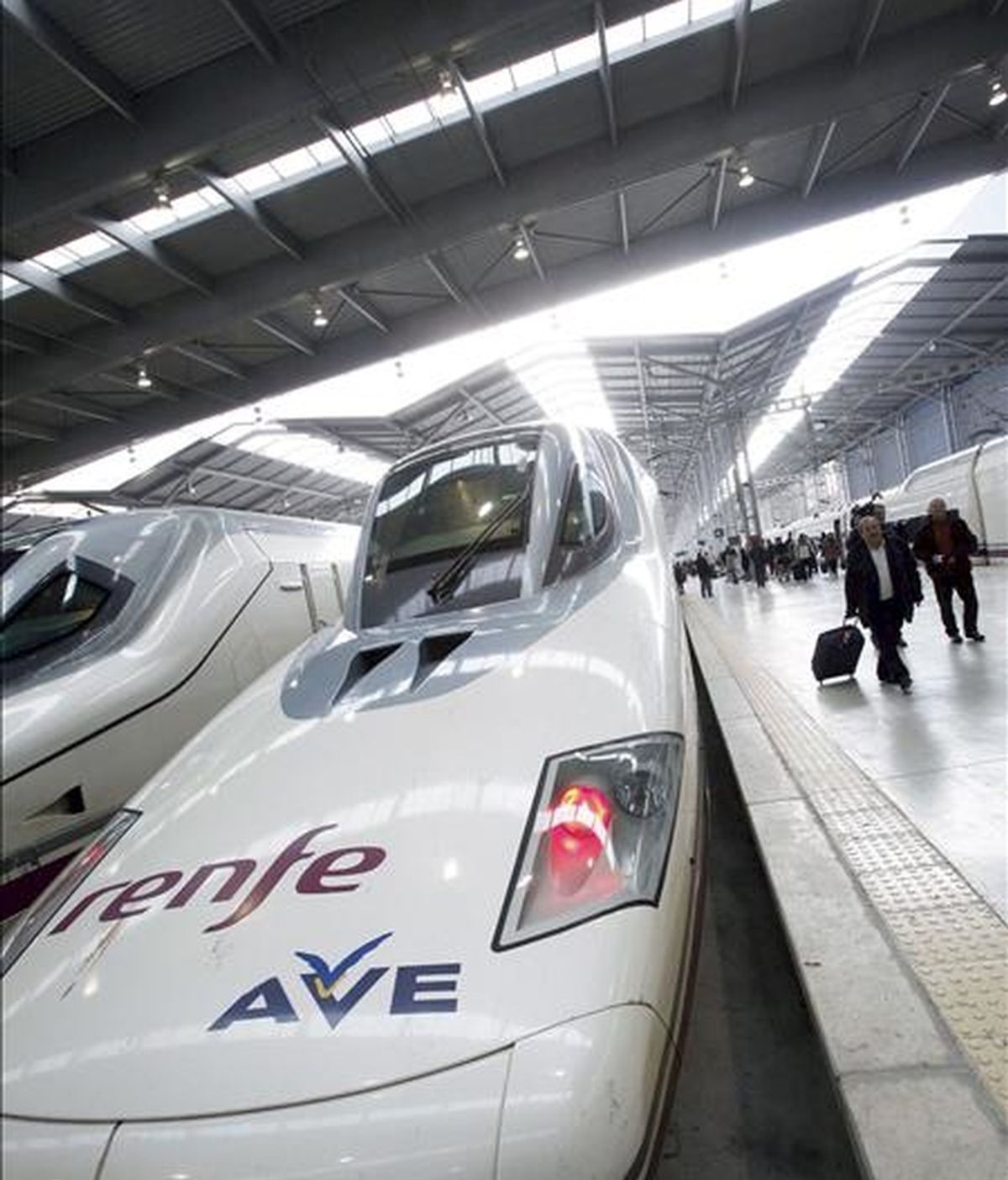 Renfe ha puesto hoy a la venta un total de 2.544 plazas de tarifa promocional web para viajar en los trenes AVE que circulan entre Barcelona y Madrid entre los días 20 y 22 de febrero para celebrar el primer aniversario de la conexión en alta velocidad de las dos ciudades. EFE/archivo